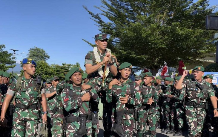 Pangdam XVIII/Kasuari Mayjen TNI Christian Kurnianto Tehuteru diarak prajuritnya, Kamis (11/9)