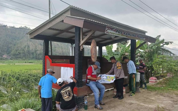 Percantik Pos Kamling mengikuti lomba antar desa
