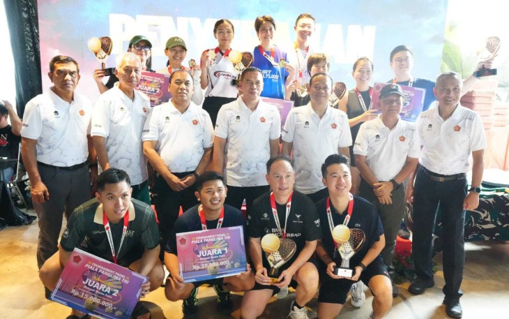 Pangdam Jaya Mayjen TNI Deddy Suryadi foto bersama pemenang Open Tournament Padel Piala Panglima TNI 2025, Minggu (14/9)