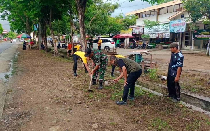 Karya bakti bersihkan lingkungan di pasar Karangan