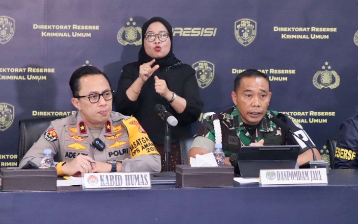 Kabid Humas PMJ Kombes Ade Ary Syam bersama Danpuspom Jaya Kolonel CPM Donny Agus Priyanto saat memberikan keterangan pers di Jakarta, Selasa (16/9)