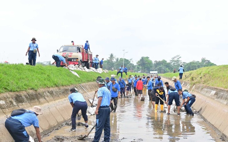 Pembersihan saluran irigasi Banjar Cahyana desa Wirasaba, Sabtu (20/9)