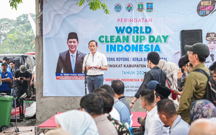 Menteri LH Hanif Faisol Nurofiq saat memberikan keterangan di lokasi TPS Limo Depok