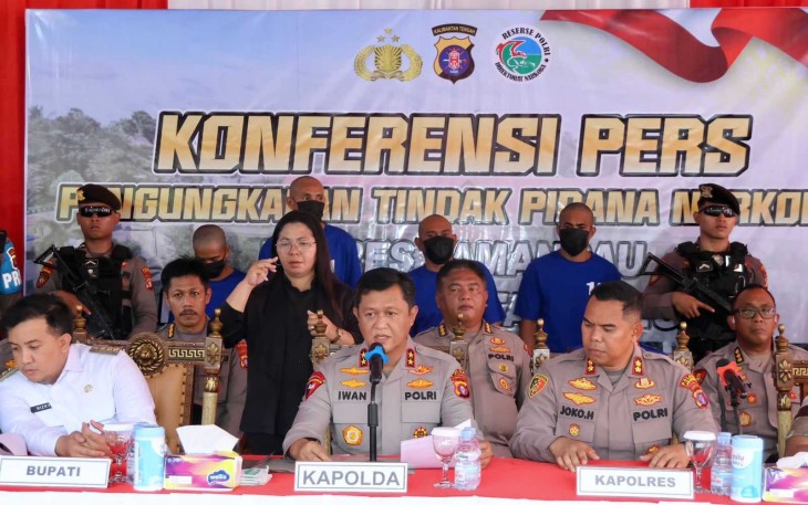Kapolda Kalteng Irjen Pol Iwan Kurniawan saat memberikan keterangan pers, Minggu (21/9)