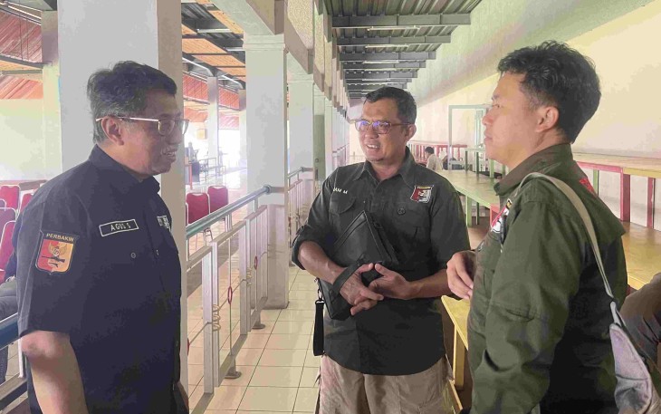 Ketua Perbakin Kota Depok Imam Musanto (tengah) saat meninjau langsung atlet menembak Kota Depok di Kejurnas WRABF IMSSU Merah Putih 2025, Jakarta