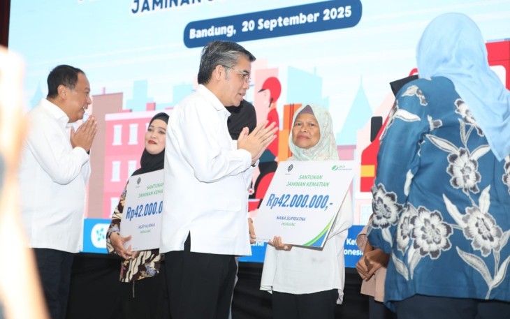 Menaker Yassierli bersama pekerja logistik di Bandung 