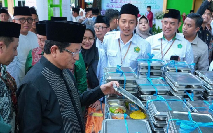 Menag Nasaruddin Umar saat mengunjungi Ponpes Mambaul Maarif Denanyar Jombang, Senin (22/9)