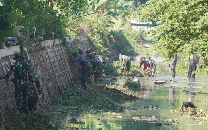 Karya bakti bersihkan lingkungan 