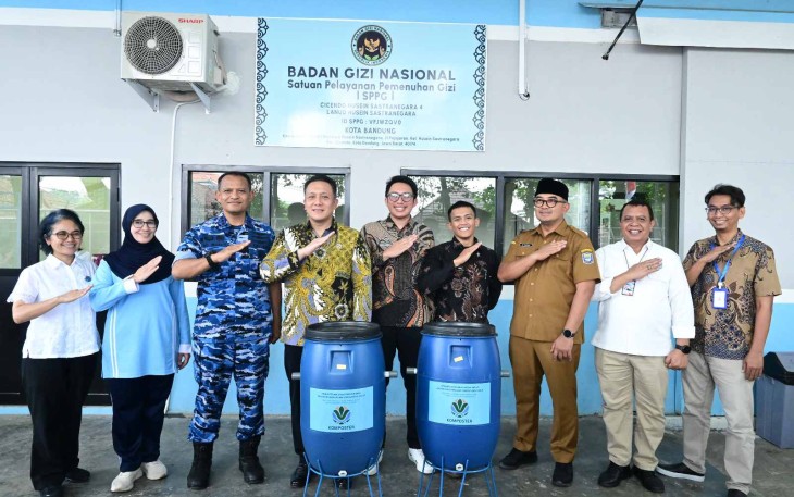 Danlanud Husein Sastranegara Kolonel Nav MD Irman Fathurrahman bersama Wamen LH Diaz Hendropriyono di SPPG Lanud Husein Sastranegara, Selasa (23/9)