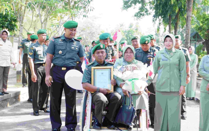 Dandim 0801/Pacitan Letkol Arh Imam Musahirul saat melepas anggotanya purna tugas, Rabu (24/9)