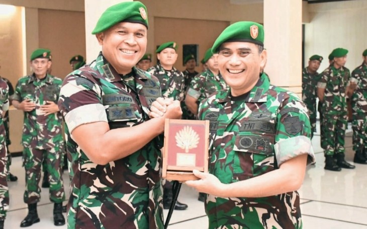 Danrem 081/DSJ Kolonel Arm Untoro Hariyanto memberikan cenderamata Letkol Czi Muhammad Luthfi di Makorem, Kamis (25/9)