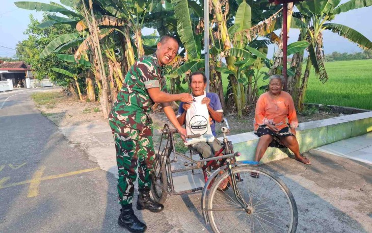 Pasi Puanter Korem 081/DSJ Mayor Arm Timbul Moedjihartoyo saat menyalurkan bansos, Kamis (25/9)