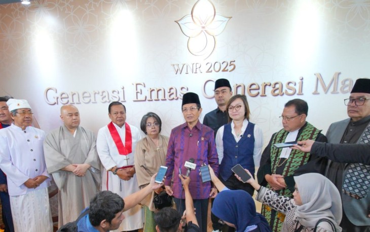 Menag Nasaruddin Umar saat menyampaikan keterangan pers usai menghadiri doa bersama yang diikuti ribuan peserta, di Jakarta, Jumat (26/9/2025)