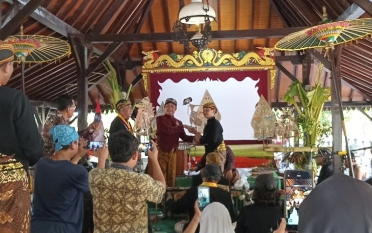 Dalang ruwatan Nyimas Ayu Wursito Anjangmas