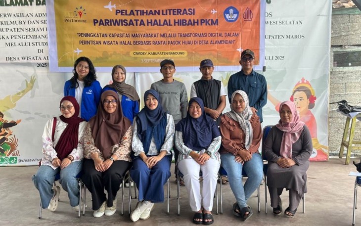 Mahasiswa UPER memberikan pelatihan pariwisata halal di desa Alamendah, Bandung