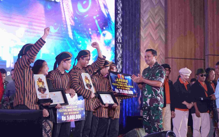 Musisi Jalanan Kodam V Brawijaya saat menerima piagam juara, di GOR A. Yani Mabes TNI Jakarta, Ranu (1/10)