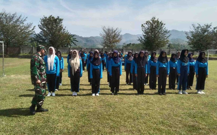 Latih siswa Peraturan Baris Berbaris 