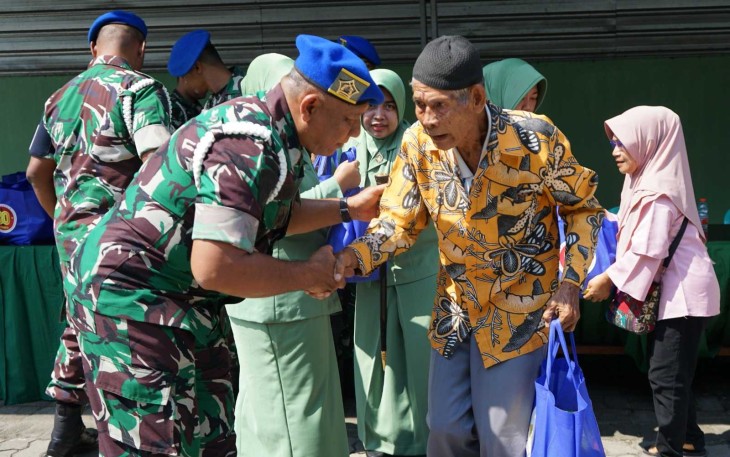 Dandenpom V/1 Madiun Letkol Cpm Juni S. Kurniawan memberikan bansos, Jum'at (3/10)