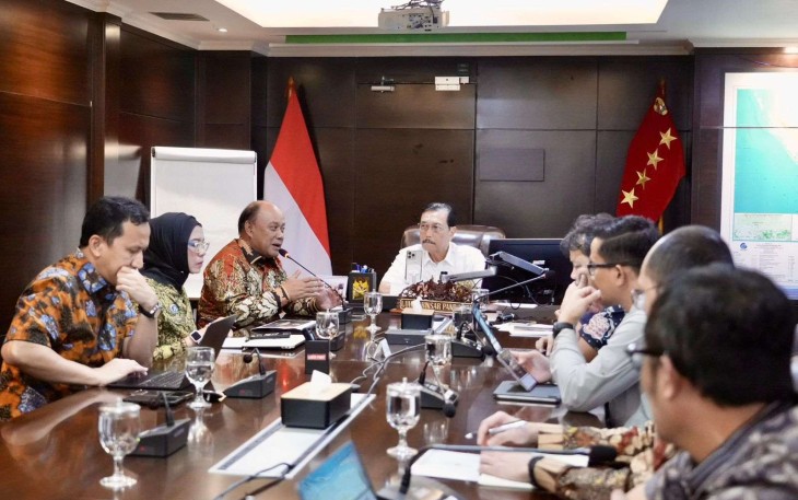 Kepala Badan Gizi Nasional (BGN), Dadan Hindayana didampingi Kepala Biro Hukum dan Humas BGN, Khairul Hidayati saat berkunjung kepada Ketua Dewan Ekonomi Nasional (DEN), Luhut Binsar Pandjaitan, dalam rangka koordinasi data, sebagai bagian dari upaya memperkuat sinergi antar-lembaga dalam mendukung Program Makan Bergizi Gratis (MBG) di kantor DEN di Jakarta, Jumat, 3 Oktober 2025.