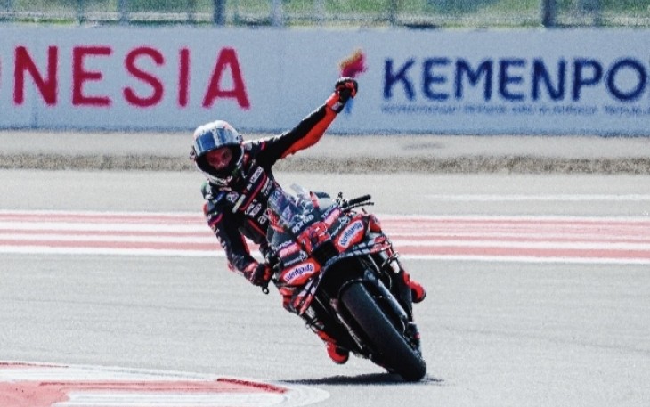 Rider Aprilia Marco Bezzecchi keluar sebagai pemenang pada lomba Sprint Race Pertamina Grand Prix of Indonesia 2025 yang digelar di Pertamina Mandalika International Circuit, Lombok, NTB, Sabtu (4/10).