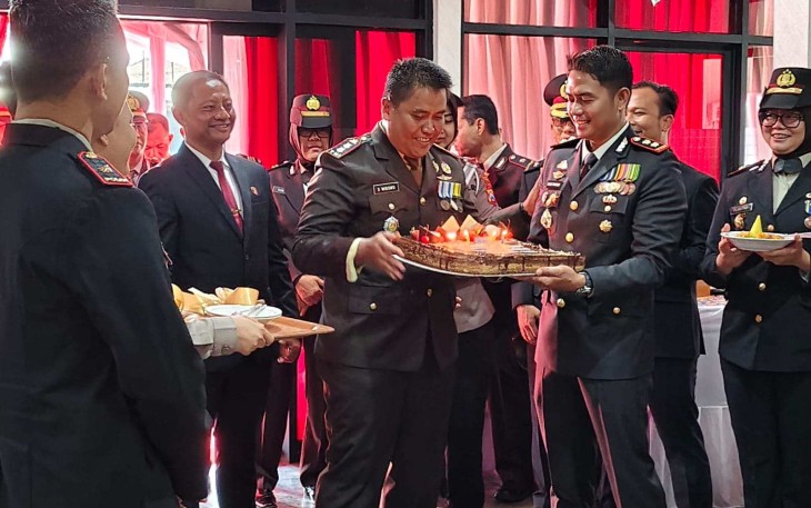 Dandim 0805/Ngawi Letkol Arh Setu Wibowo merima surprise Kapolres Ngawi