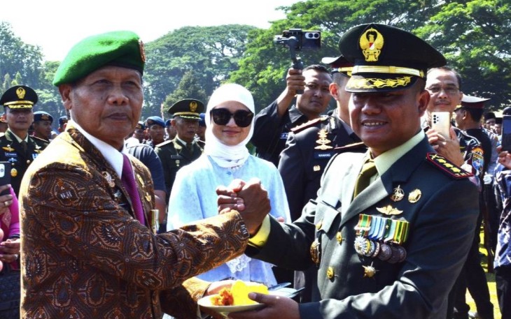 Danrem 083/Bdj Kolonel Inf Kohir berikan potongan tumpeng 