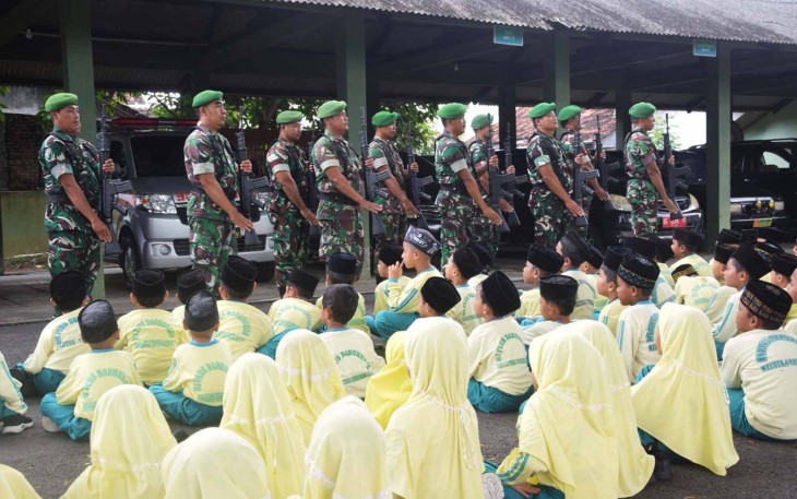 Siswa MI Plus Darunnajah di Makodim Trenggalek 
