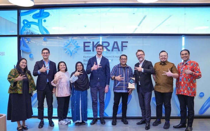 Menekraf Teuku Riefky Harsya foto bersama agensi Paris di Jakarta, Selasa (7/10)