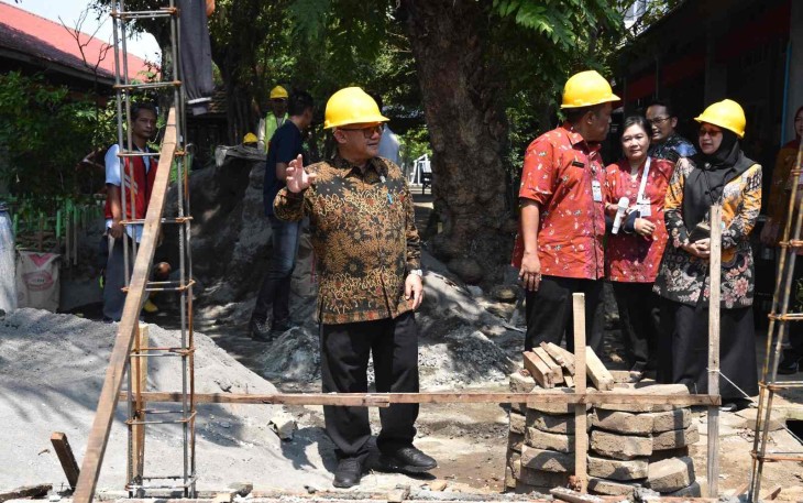 Mendikdasmen Abdul Mu'ti saat meninjau revitalisasi SMP 1 Bae, Kudus, Jateng
