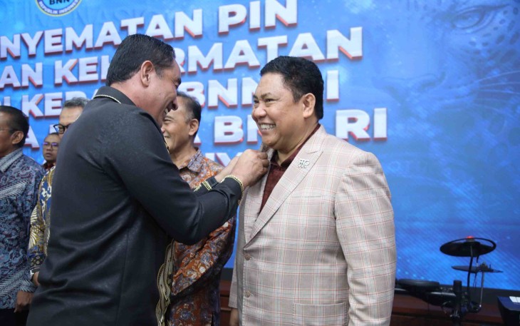 Kepala BNN RI Komjen Pol Suyudi Ario Seto menyematkan pin kehormatan 