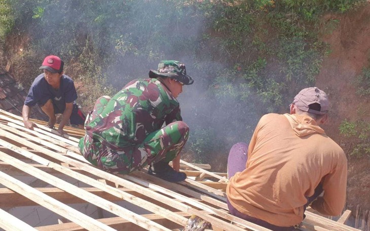 Pengerjaan atap rumah warga program TMMD ke 126 Kodim Pacitan