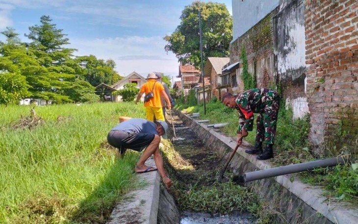 Bersihkan saluran irigasi di wilayah desa binaan 