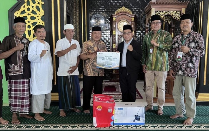 Penyaluran bantuan peralatan kebersihan masjid
