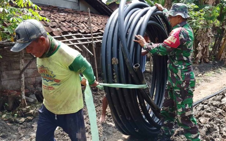 Pemasangan pipa air di wilayah desa binaan 