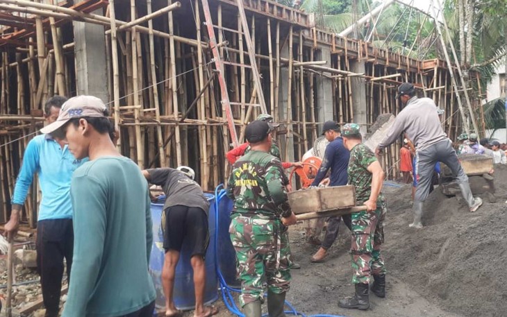 Gotong royong bangun masjid di wilayah desa binaan 