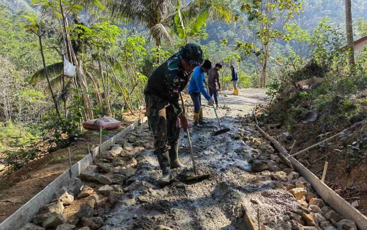 Pengecoran rabat jalan desa Petungsinarang 