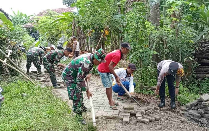 Gotong royong perbaiki jalan wilayah desa binaan 