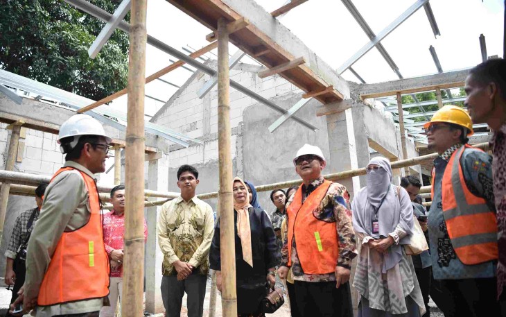 Mendikdasmen Abdul Mu'ti saat meninjau revitalisasi SMP Negeri 16 Makassar 