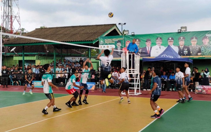 Laga final turnamen Bupati Ngawi Cup Voli 2025