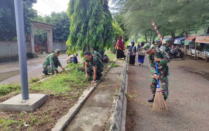 Karya bakti bersihkan lingkungan 