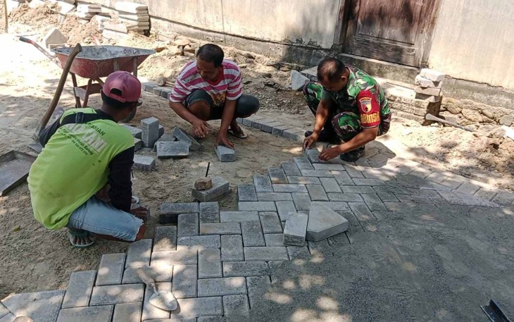 Pasang paving jalan bersama warga binaan