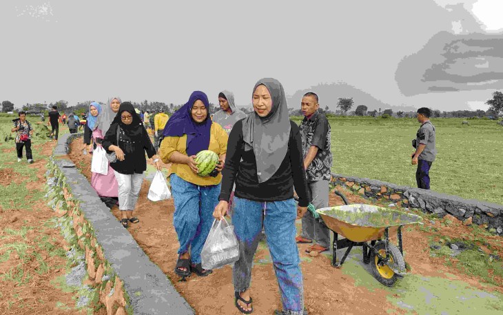 Emak-emak bawakan makanan untuk Satgas TMMD Kodim Takalar 