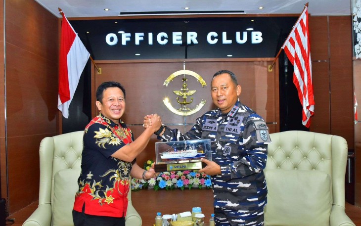 Pangkolinlamil Laksda TNI Rudhi Aviantara saat menerima cenderamata 
