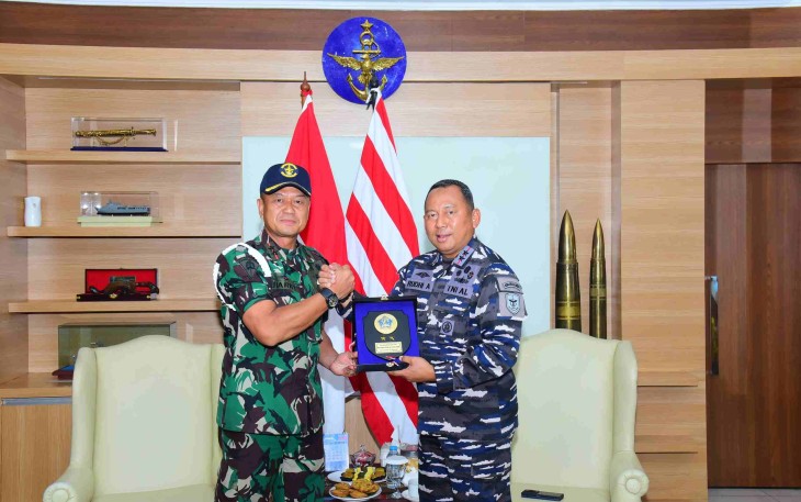 Pangkolinlamil Laksda TNI Rudhi Aviantara menerima cenderamata Danpuspomal, Selasa (21/10)