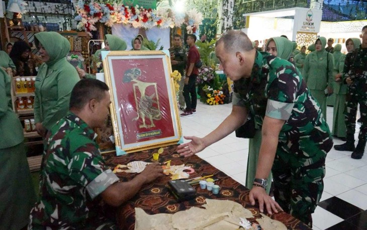 Pangdam V Brawijaya Mayjen TNI Rudy Saladin bersama Babinsa Kopka Parnianto pengrajin wayang kulit di Surabaya, Selasa (21/10)