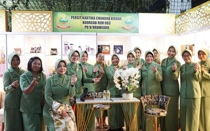 Ketua Persit Daerah V/Brawijaya Ny Vira Rudy Saladin foto bersama Persit Koorcab Rem 083 di Surabaya, Selasa (21/10)