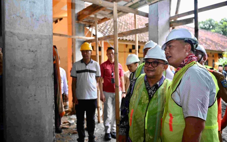 Mendikdasmen Abdul Mu'ti saat meninjau revitalisasi SMAN 8 Mataram, NTB