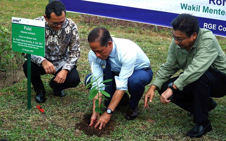 Menteri LH Hanif Faisol Nurofiq saat tanam bibit pohon di Riau, AsiaFlux 2025
