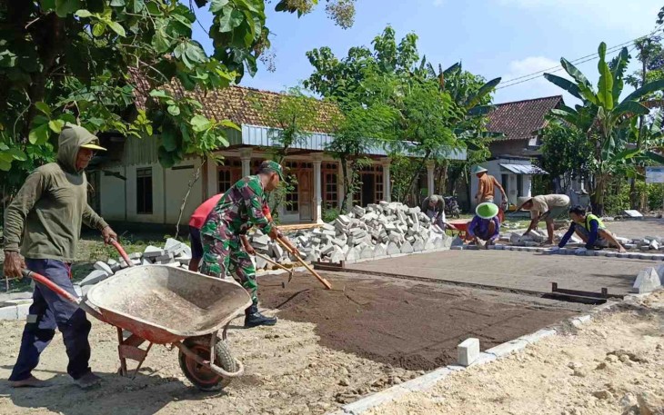 Pasang paving jalan bersama warga binaan