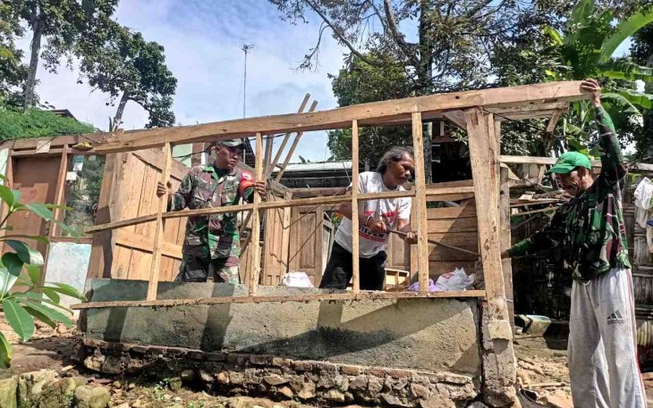 Gotong royong bantu pembongkaran rumah warga desa binaan 